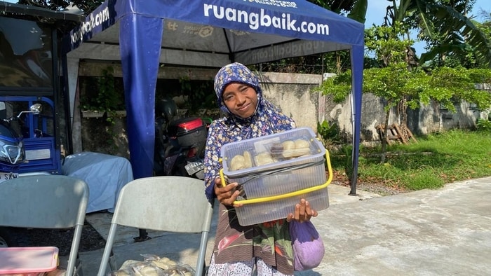 Dari Mpek-Mpek ke Harapan: Kisah Tegar Ibu Tari di Jalanan