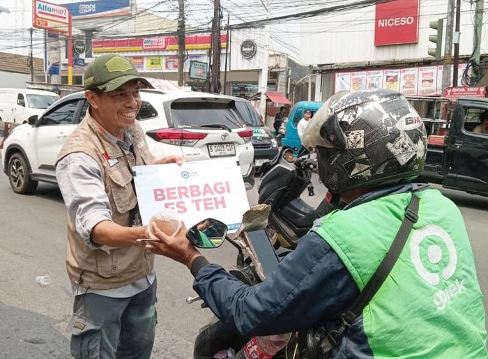 Berbagi di Jalan, Zakat Baik Hadir Dukung Perjuangan Para Pejuang Jalanan di Parung