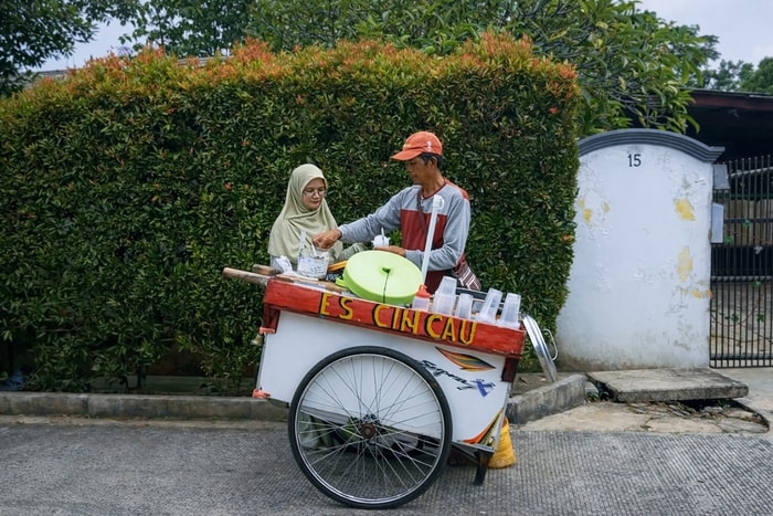 Menguatkan Asa di Jalanan: Zakat Baik Borong Dagangan Pak Dadang Ikhtiar Kecil untuk Harapan yang Lebih Besar