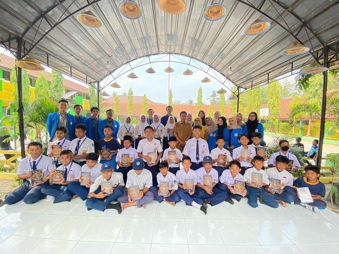 Penyaluran Mushaf Al Quran dan buku Iqro sinergi kebaikan Zakat Baik bersama mahasiswa UIN Jakarta