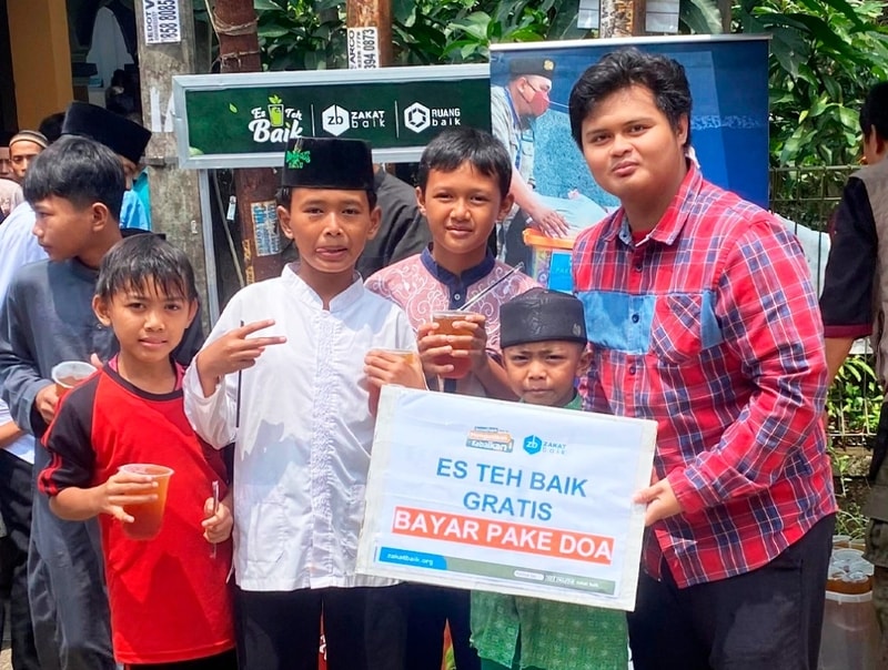 ZAKAT BAIK TEBAR SYI’AR KEBAIKAN DENGAN BERBAGI ES TEH BAIK DI JUM’AT BERKAH